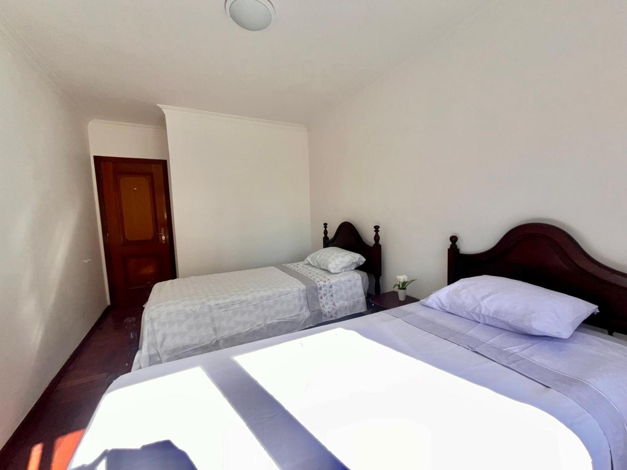 Ferienwohnung Quarto Boa Localizacao Com Cozinha E Casa De Banho Caparica Exterior foto