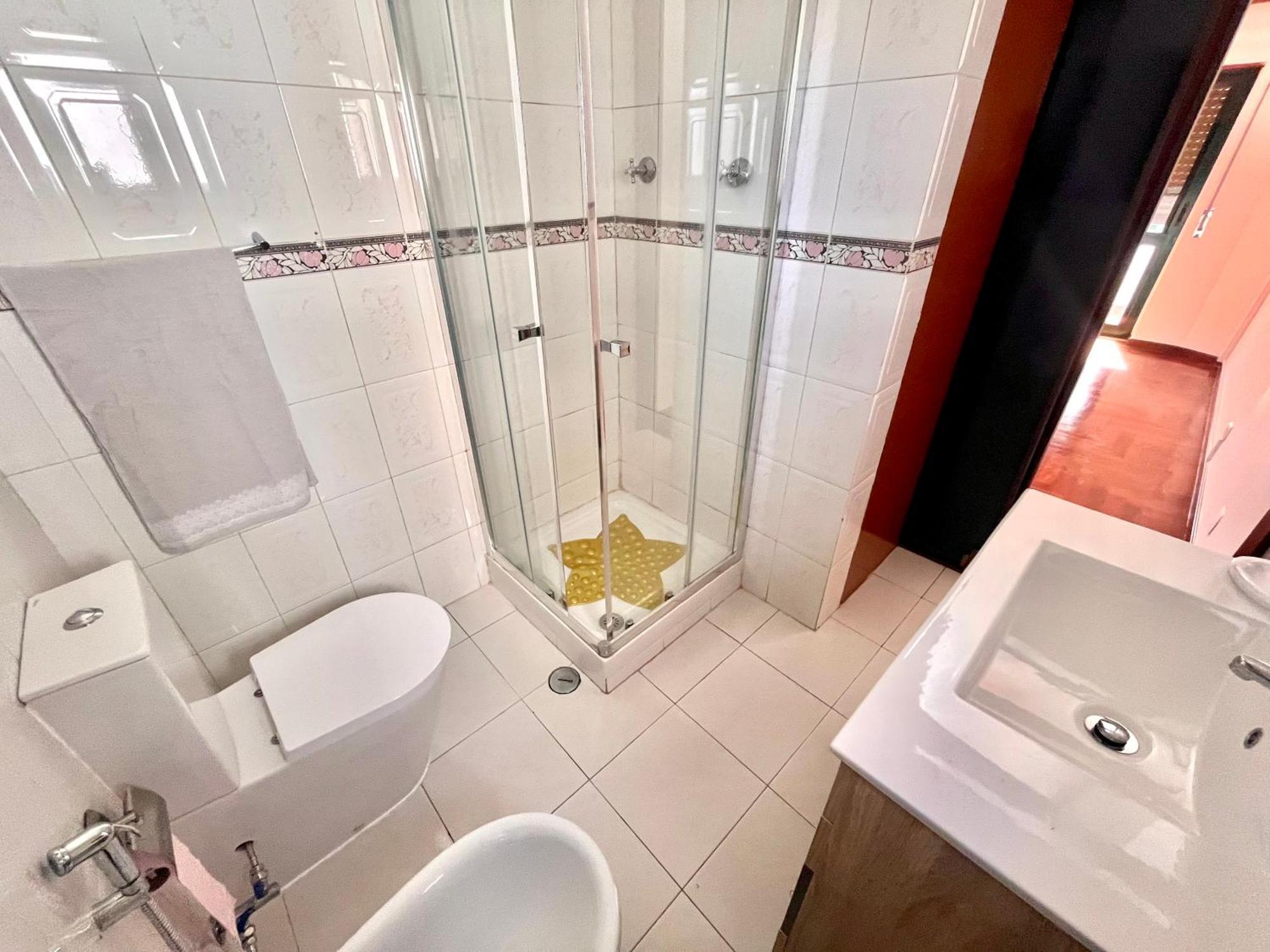 Ferienwohnung Quarto Boa Localizacao Com Cozinha E Casa De Banho Caparica Exterior foto